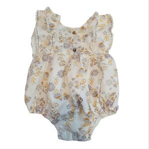 EC RACHEL ZOE FLORAL AND LACE ONSIE WITH WODDEN BUTTONS SZ.3-6 Mo.
